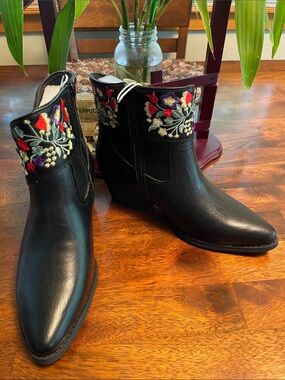 J ADAMS Corral Embroidered Floral Ankle Boots Women’s 7 Black